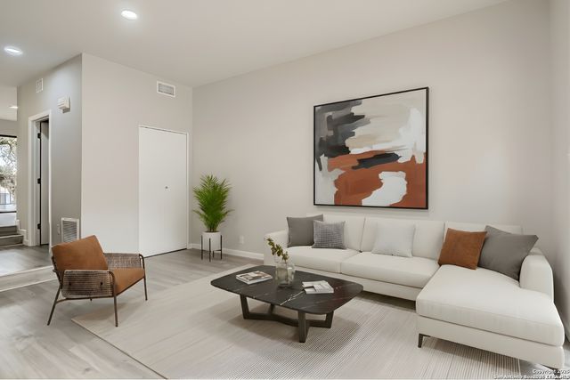 8642 Fredericksburg Rd Apt 703, San Antonio, TX 78240