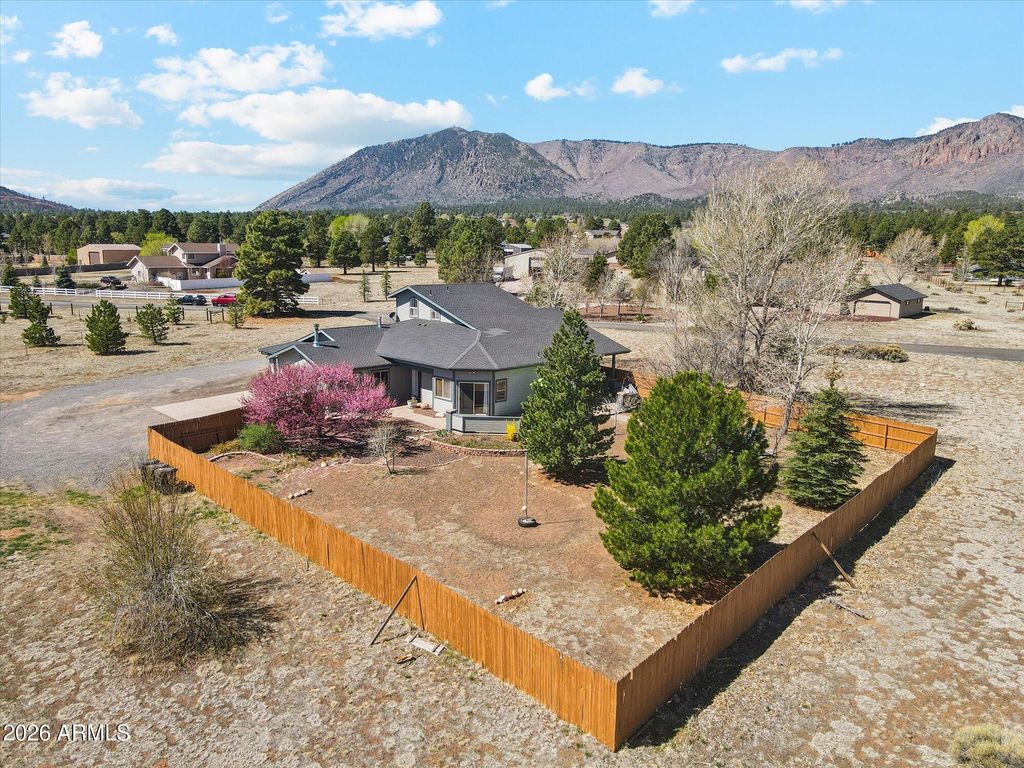 Image 3 of property listing at 8405 N REMINGTON Drive, Flagstaff, AZ 86004