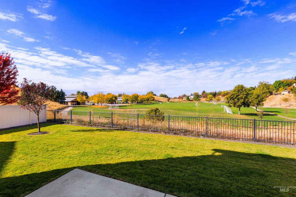 131 N Sevenoaks Ave, Eagle, ID 83616 photo 2
