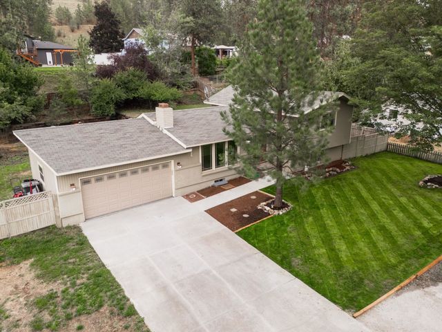 117 E Franklin Dr, Nine Mile Falls, WA 99026
