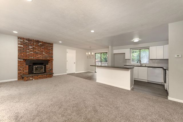 117 E Franklin Dr, Nine Mile Falls, WA 99026