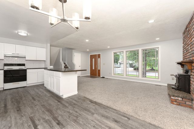 117 E Franklin Dr, Nine Mile Falls, WA 99026