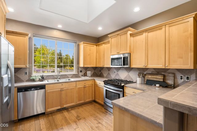 61146 SE Sydney Harbor Drive, Bend, OR 97702