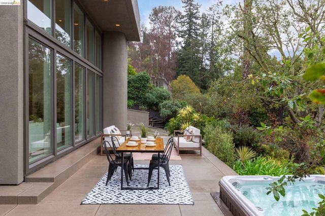 104 104 Capricorn Ave, Oakland, CA 94611