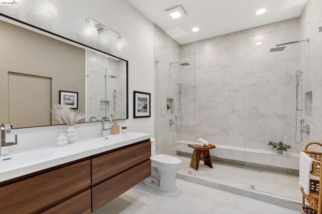 104 104 Capricorn Ave, Oakland, CA 94611