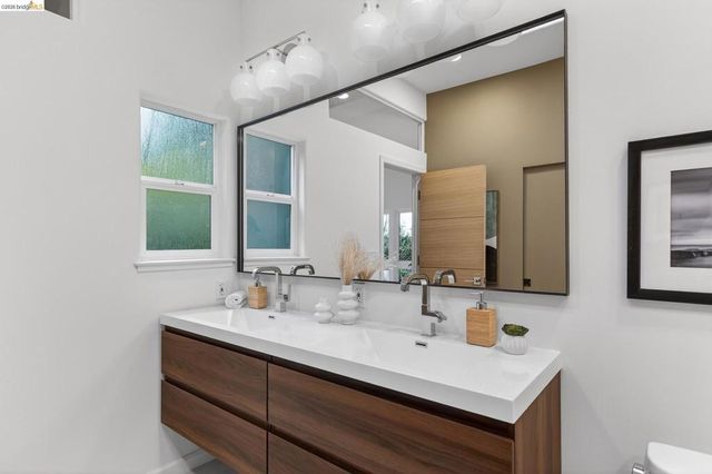 104 104 Capricorn Ave, Oakland, CA 94611