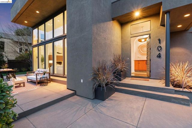 104 104 Capricorn Ave, Oakland, CA 94611