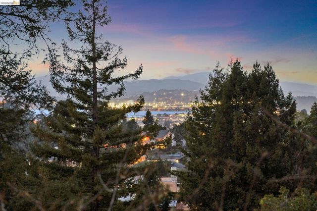 104 104 Capricorn Ave, Oakland, CA 94611