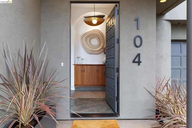 104 104 Capricorn Ave, Oakland, CA 94611