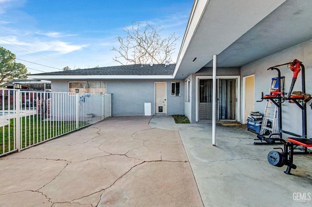 2931 Crest Drive, Bakersfield, CA 93306