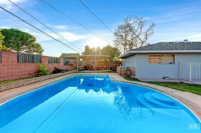 2931 Crest Drive, Bakersfield, CA 93306