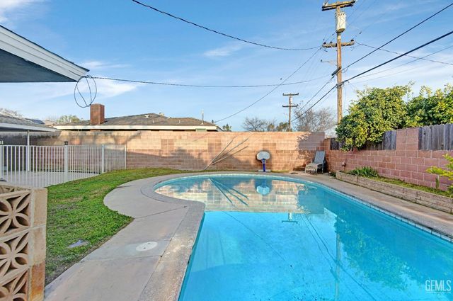 2931 Crest Drive, Bakersfield, CA 93306