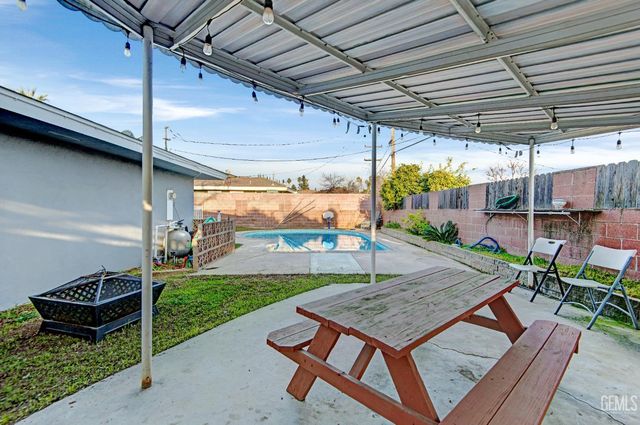 2931 Crest Drive, Bakersfield, CA 93306