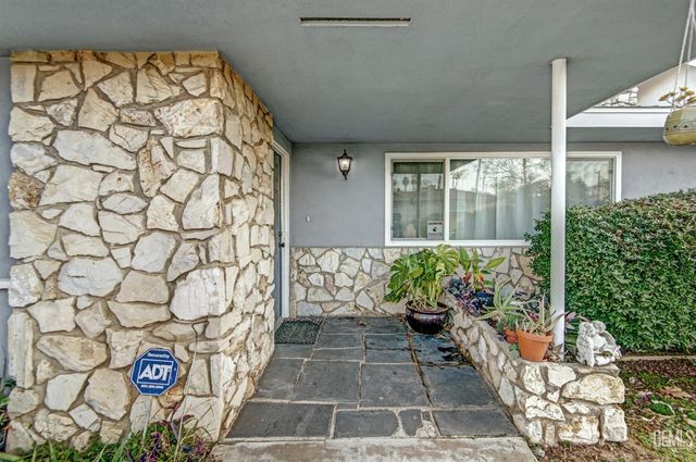 2931 Crest Drive, Bakersfield, CA 93306