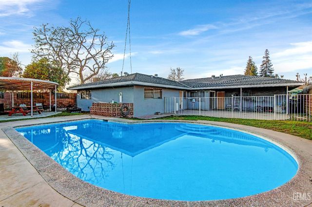 2931 Crest Drive, Bakersfield, CA 93306