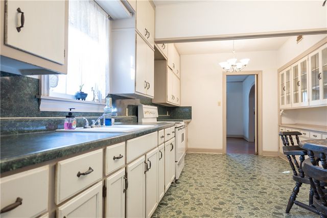 408 W 5th St, Alice, TX 78332