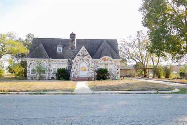 408 W 5th St, Alice, TX 78332