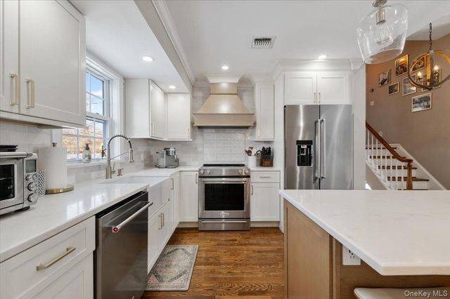 46 Lincoln Street, Farmingdale, NY 11735