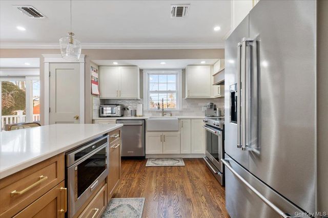 46 Lincoln Street, Farmingdale, NY 11735