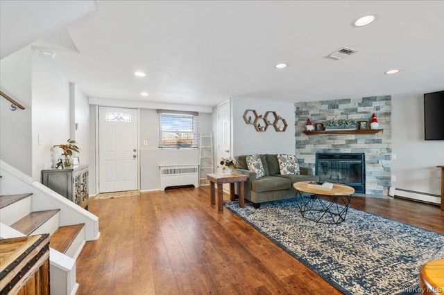 46 Lincoln Street, Farmingdale, NY 11735