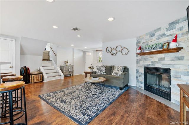 46 Lincoln Street, Farmingdale, NY 11735