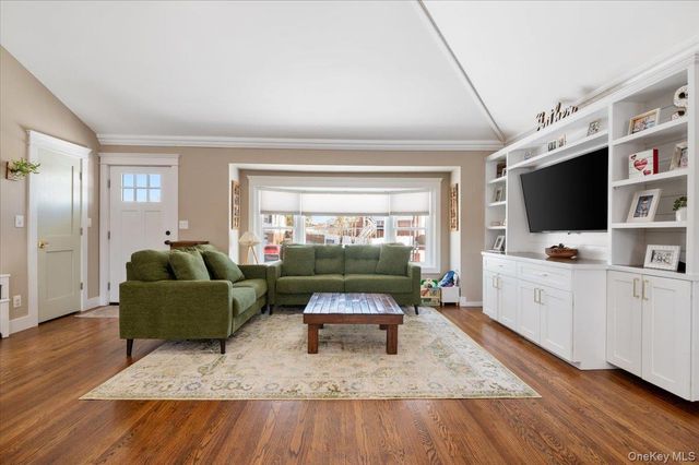 46 Lincoln Street, Farmingdale, NY 11735