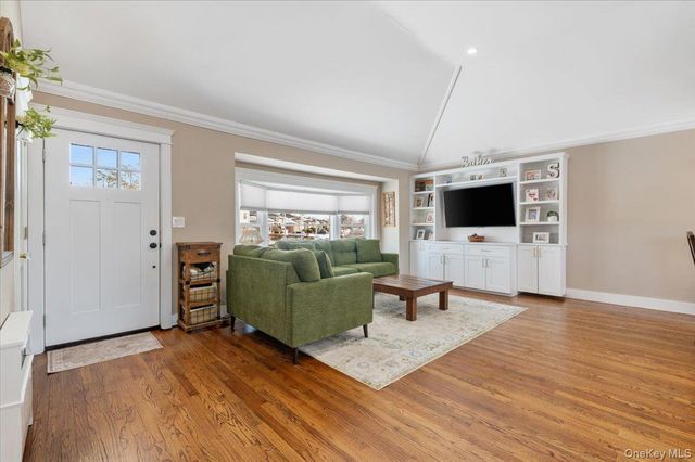 46 Lincoln Street, Farmingdale, NY 11735