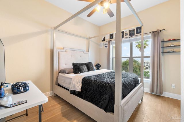 1921 Costa Verde Ct, Navarre, FL 32566