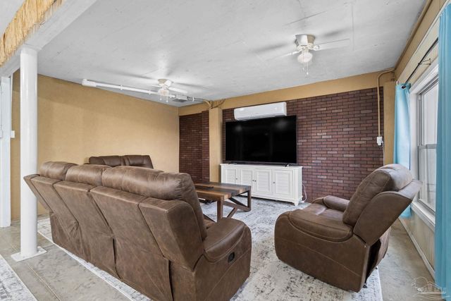 1921 Costa Verde Ct, Navarre, FL 32566