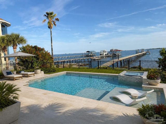 1921 Costa Verde Ct, Navarre, FL 32566