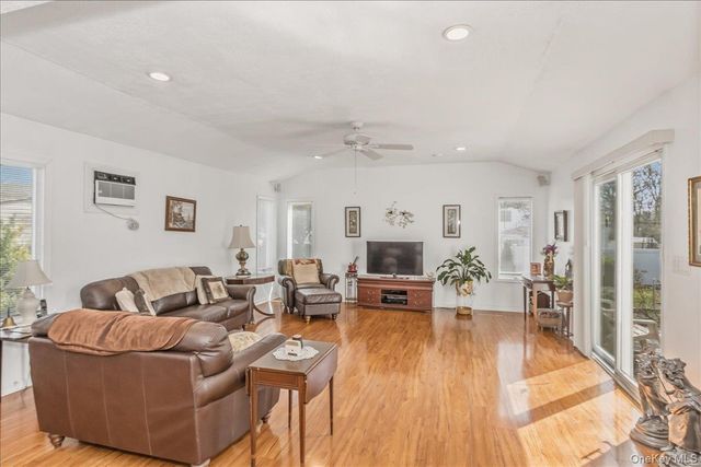 123 Avenue B, Holbrook, NY 11741