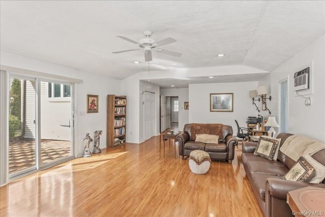 123 Avenue B, Holbrook, NY 11741