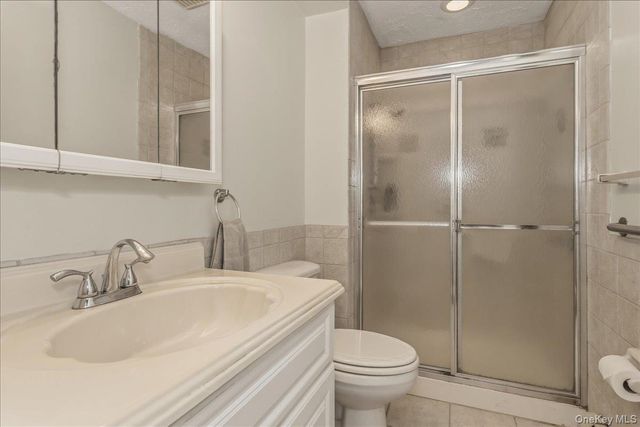 123 Avenue B, Holbrook, NY 11741