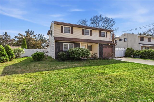 123 Avenue B, Holbrook, NY 11741