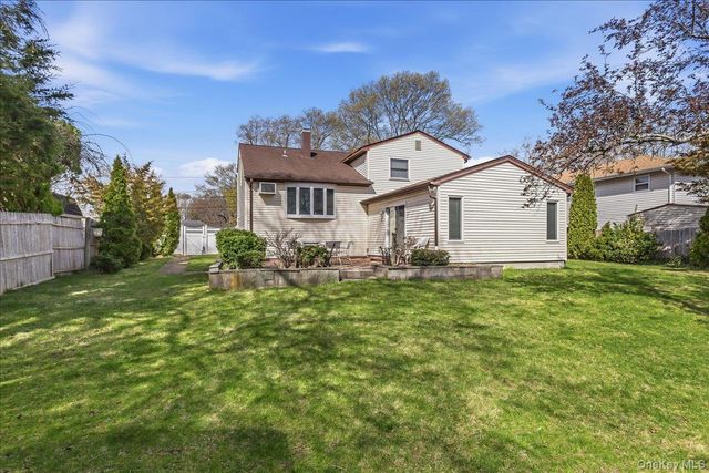 123 Avenue B, Holbrook, NY 11741