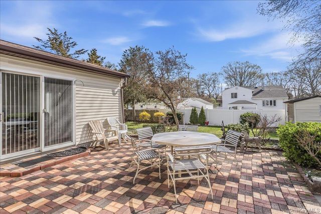123 Avenue B, Holbrook, NY 11741