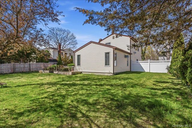 123 Avenue B, Holbrook, NY 11741