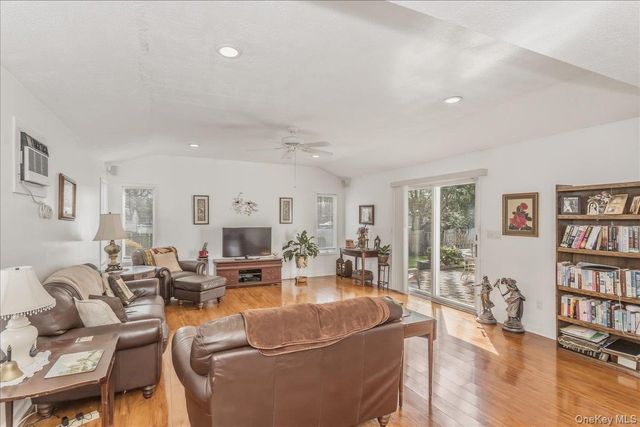 123 Avenue B, Holbrook, NY 11741