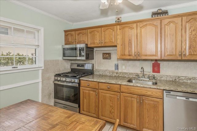 123 Avenue B, Holbrook, NY 11741