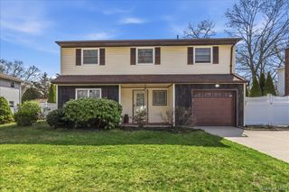 123 Avenue B, Holbrook, NY 11741