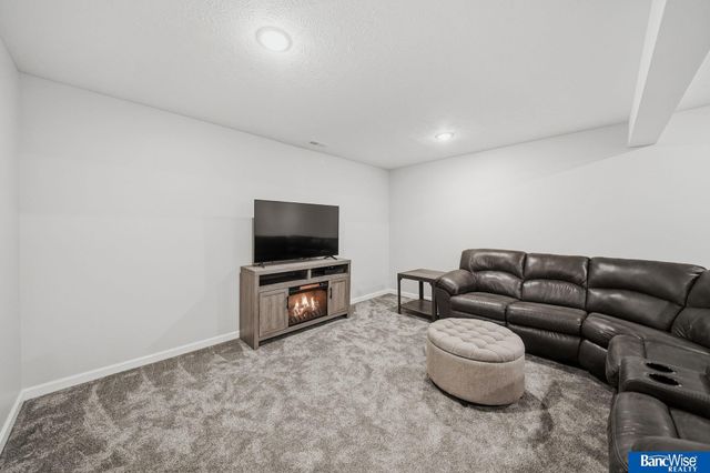 1116 Kantor Lane, Hickman, NE 68372