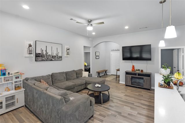 1317 Dacki Avenue, Dallas, TX 75211