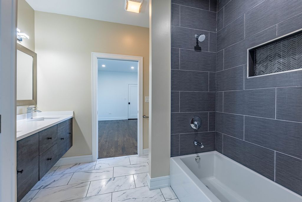 Image 13 of property listing at 6119 W 55th Street, Chicago, IL 60638
