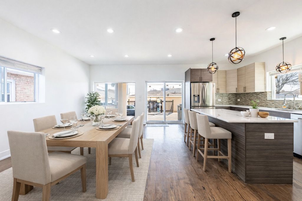 Image 4 of property listing at 6119 W 55th Street, Chicago, IL 60638