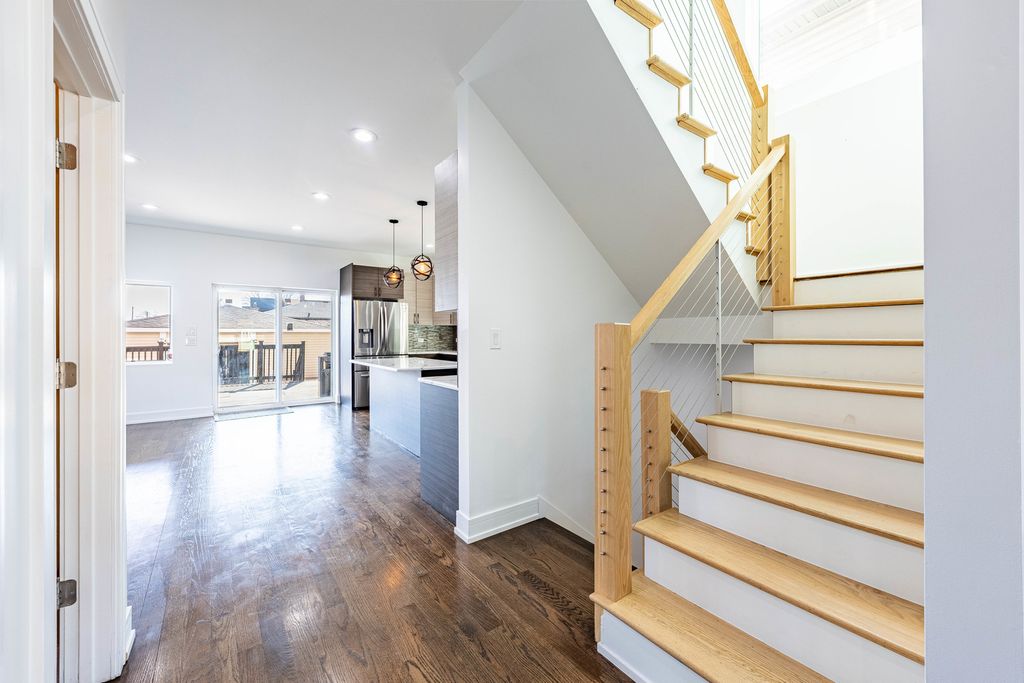 Image 5 of property listing at 6119 W 55th Street, Chicago, IL 60638