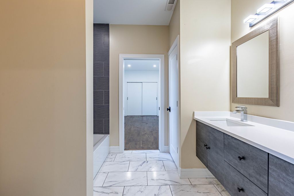 Image 9 of property listing at 6119 W 55th Street, Chicago, IL 60638