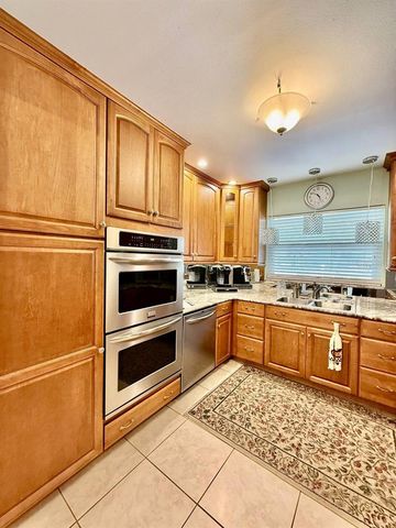 9970 54TH AVENUE N, St Petersburg, FL 33708