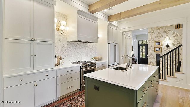 7308 Fountainbleau Road, Ocean Springs, MS 39564