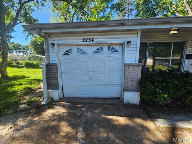 2254 Gadbury Drive, St Louis, MO 63136