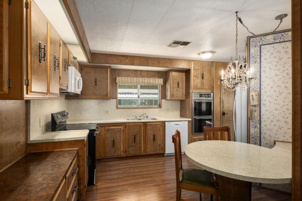 Image 12 of property listing at 340 N Frankwood # 48, Sanger, CA 93657